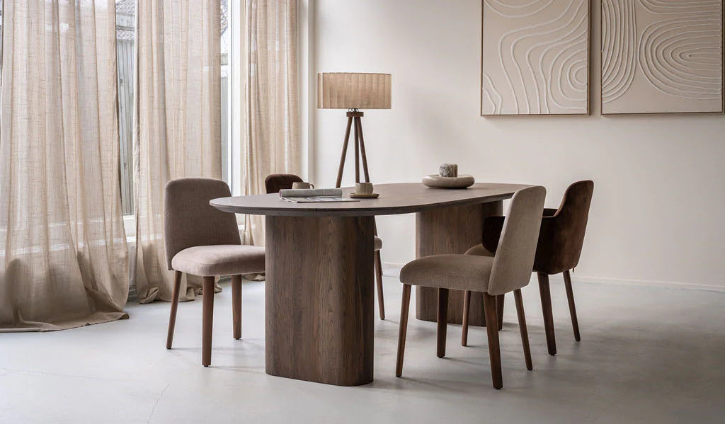 Moderne eetkamer met houten eettafel en design stoelen