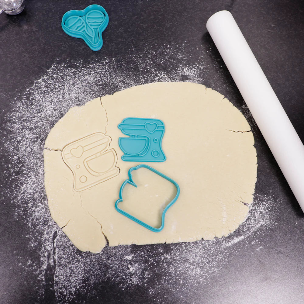 Koekjesdeeg met uitsteekvormpjes op aanrecht