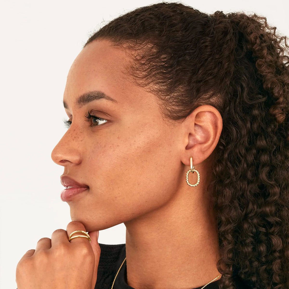 Gouden oorbellen van Cyra Jewellery gedragen door model