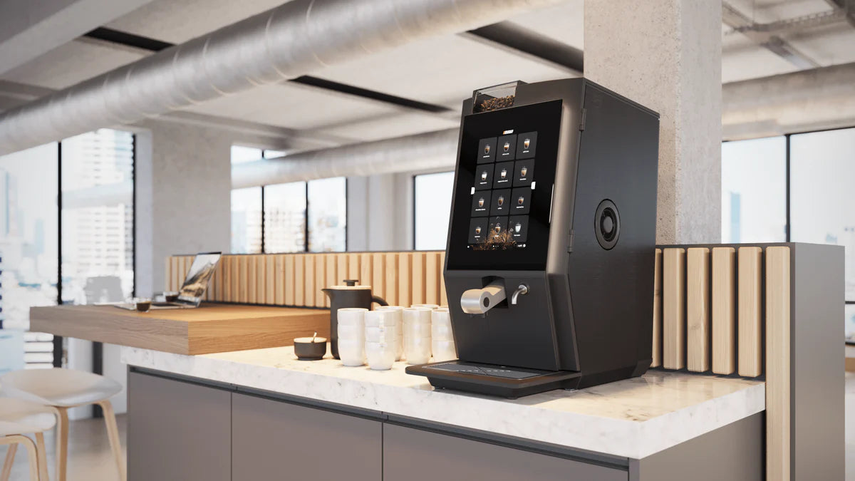 Professionele koffiemachine met touchscreen in moderne kantooromgeving