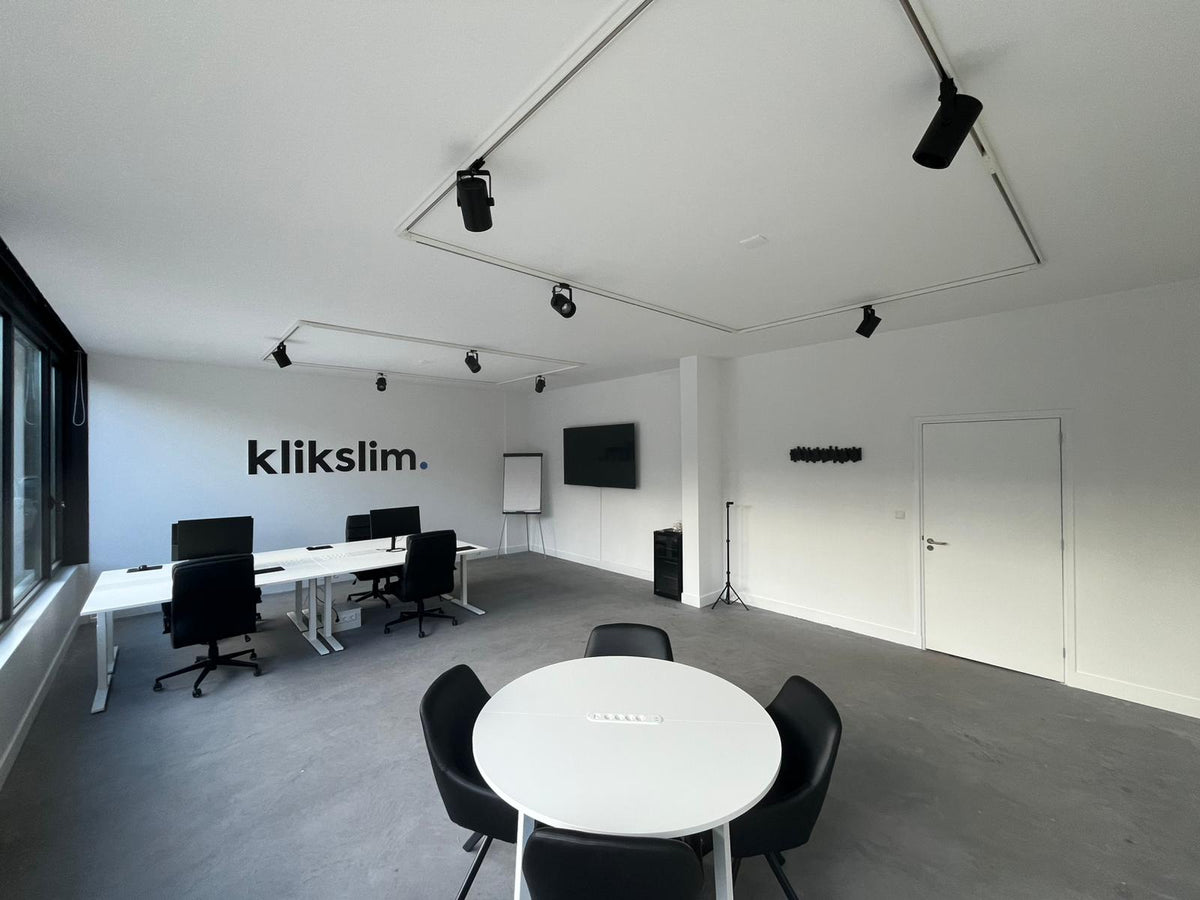 Kantoor van Klikslim met moderne werkplekken en vergadertafel