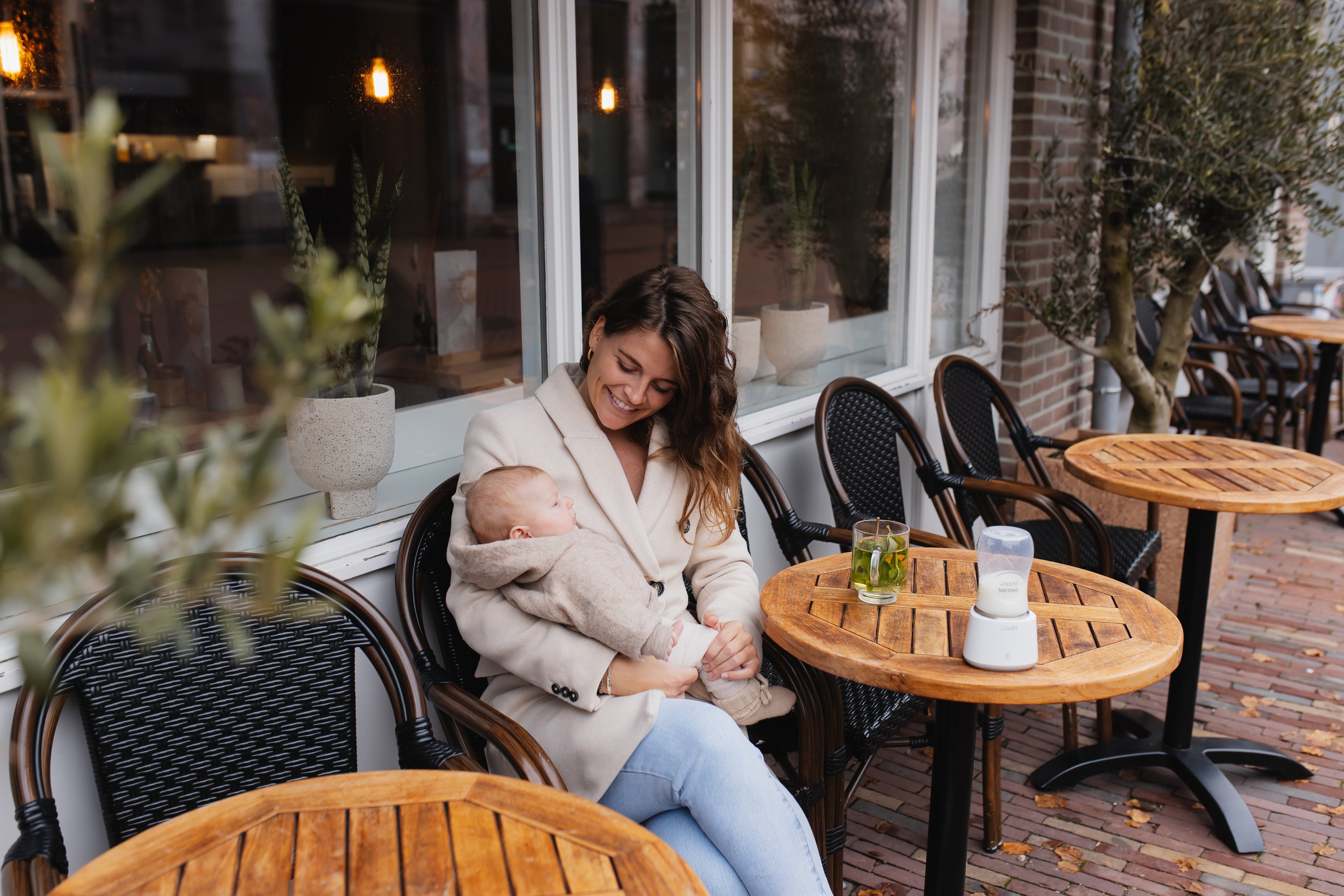 Moeder met baby op terras in lifestylebeeld van Lawini