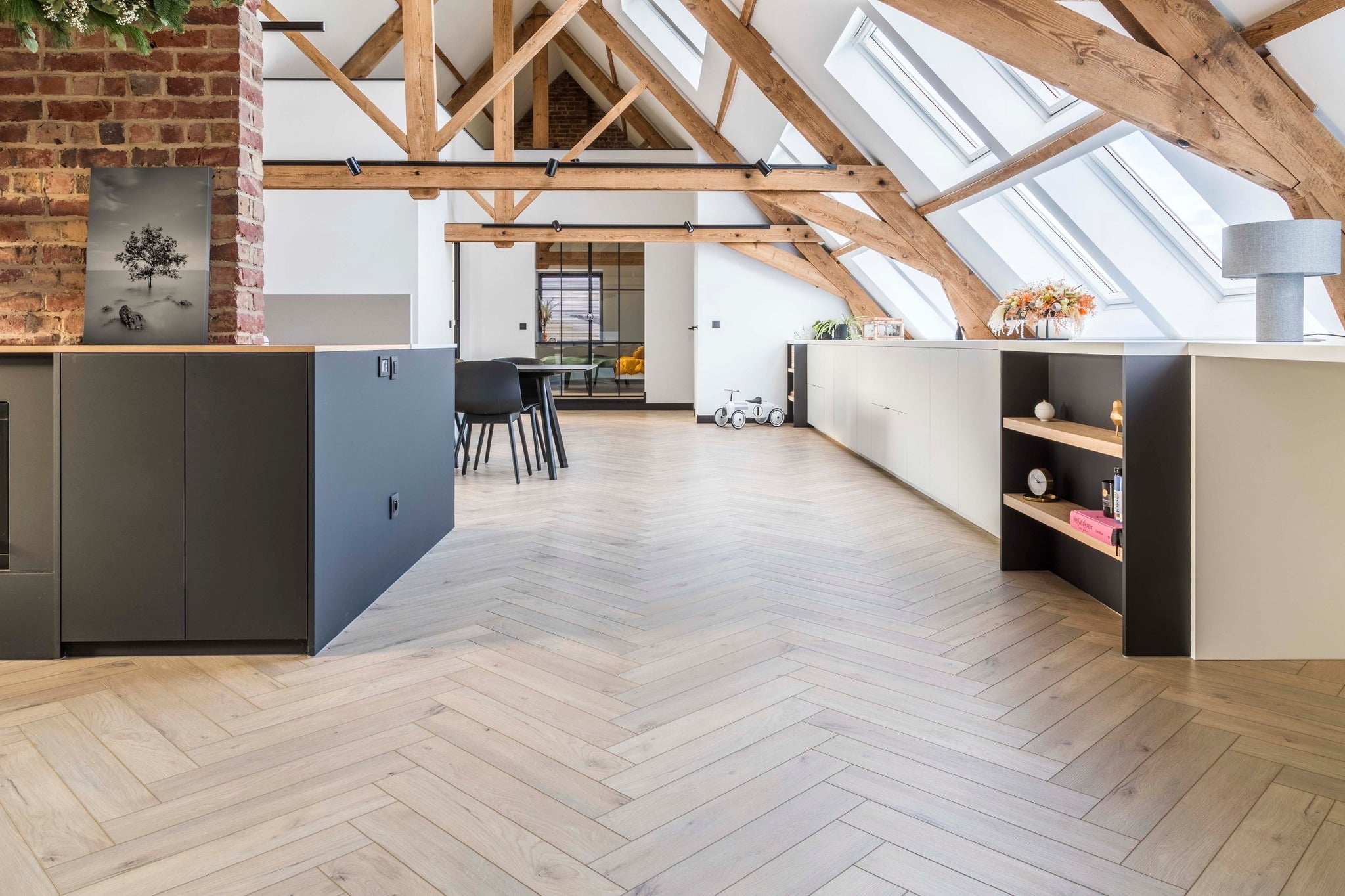 Moderne loft met visgraat houten vloer van Puur met Vloeren