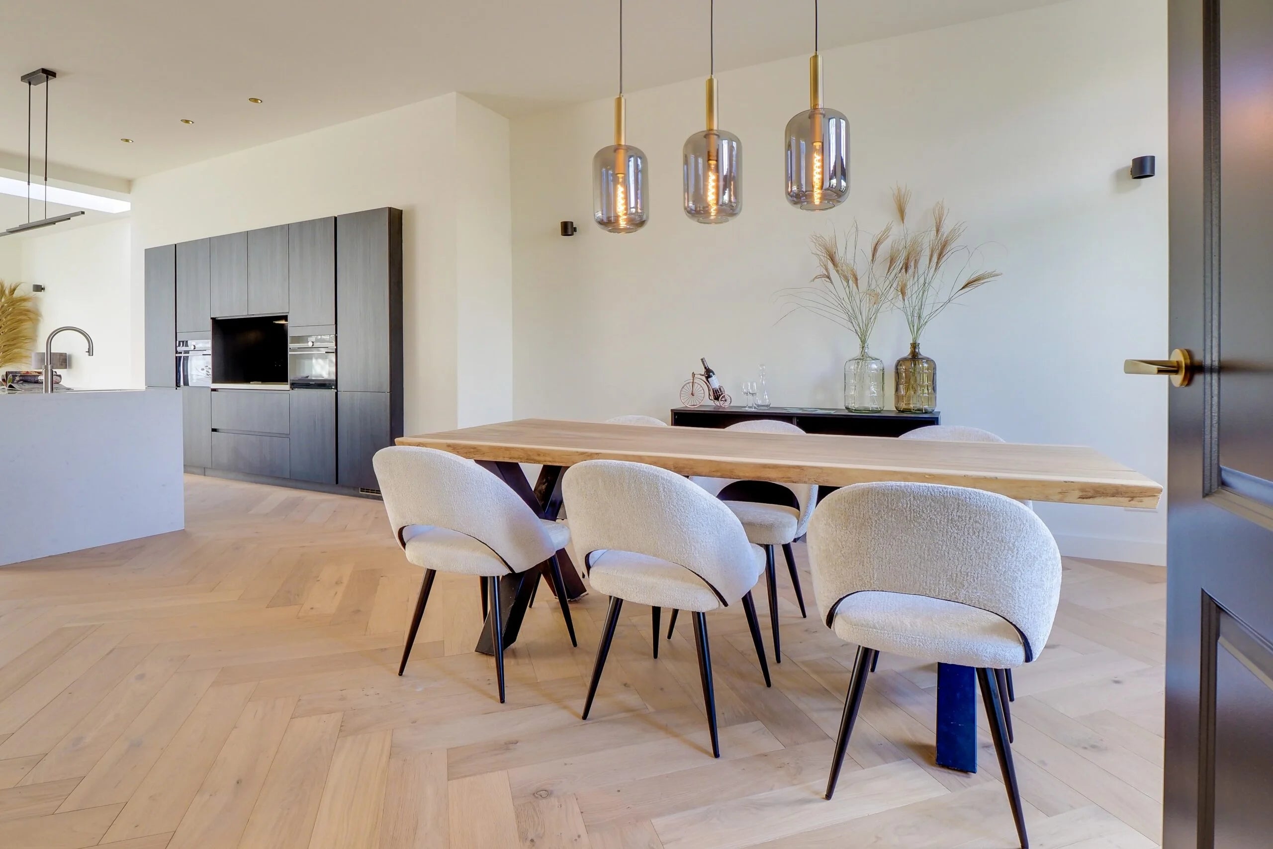 Eetkamer met houten tafel en eiken visgraatvloer